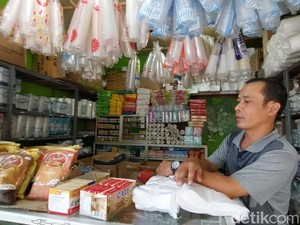 Pedagang Keluhkan Harga Plastik di Bandar Lampung Naik hingga 50 Persen