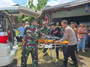 Dramatis! Momen Evakuasi Pria Pemasang Baliho Tersengat Listrik di Garut