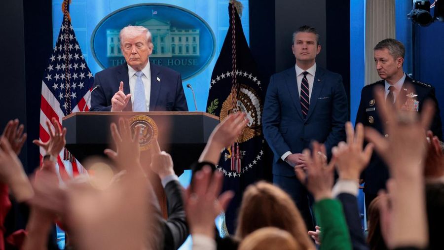 Presiden AS Donald Trump menjawab pertanyaan saat berbicara dalam konferensi pers di Ruang Briefing Pers James S. Brady di Gedung Putih di Washington, D.C., AS, Senin (6/4/2026). (REUTERS/Evan Vucci)