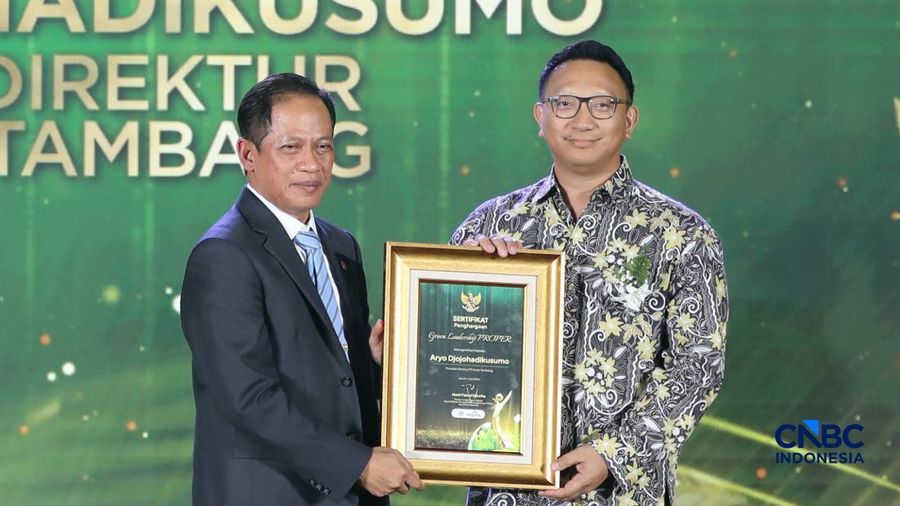 Presiden Direktur PT Arsari Tambang, Aryo Djojohadikusumo menerima penghargaan Green Leadership Proper dalam acara Anugrerah Lingkungan Proper di Sasono Langen Budoyo, TMII, Jakarta, Selasa (7/4/2026). (CNBC Indonesia/Tri Susilo)