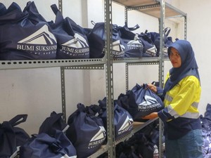 Terbakan Manfaat, PT BSI Salurkan Bantuan Sembako Terdampak Banjir