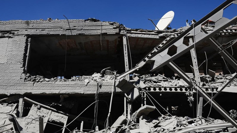 Sebuah bendera Iran tergeletak di tengah reruntuhan bangunan Universitas Teknologi Sharif, yang rusak akibat serangan udara, di tengah konflik AS-Israel dengan Iran, di Teheran, Iran, 7 April 2026. (Majid Asgaripour/WANA (West Asia News Agency) via REUTERS)