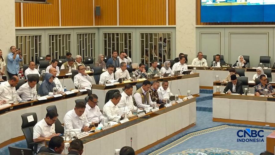 Rapat Kerja Komisi IV DPR RI bersama Menteri Pertanian/Kepala Badan Pangan Nasional, Menteri Kelautan dan Perikanan, Direktur Utama Perum Bulog, Direktur Utama PT Pupuk Indonesia, Direktur Utama ID Food, di Kompleks Parlemen, Jakarta, Selasa (7/4/2026). (CNBC Indonesia/Martyasari Rizky)