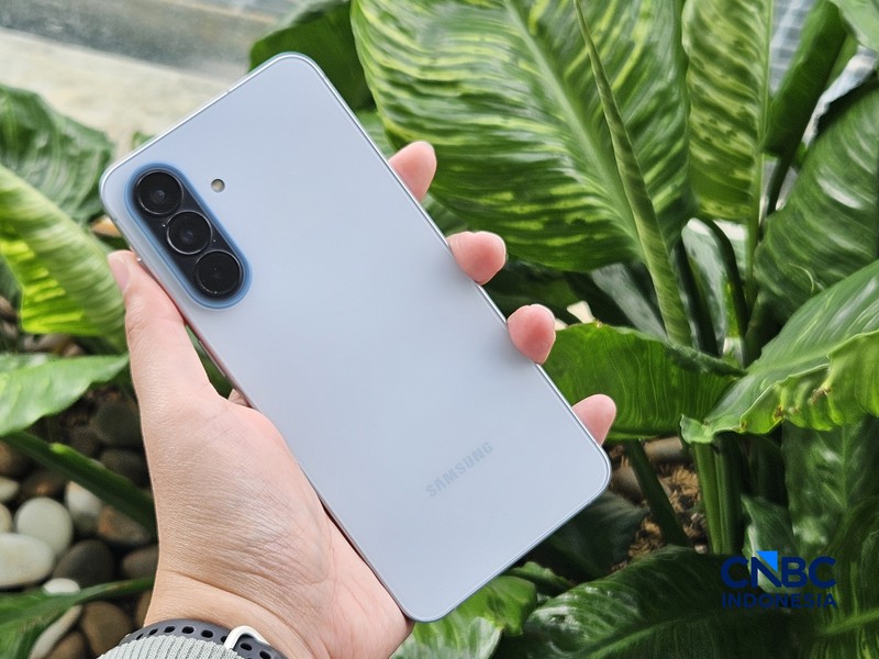 Samsung Galaxy A57. (CNBC Indonesia/Intan Rakhmayanti)