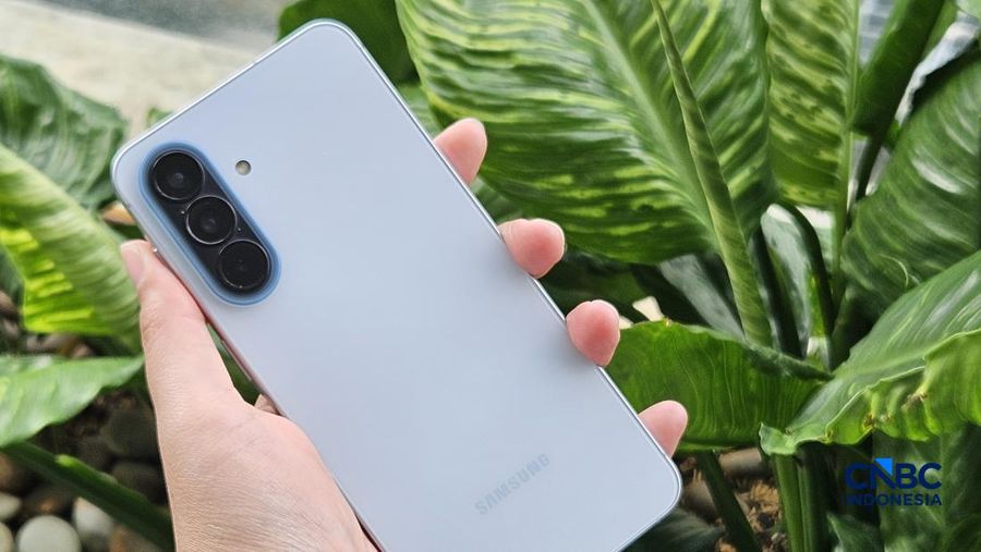 Samsung Galaxy A57. (CNBC Indonesia/Intan Rakhmayanti)