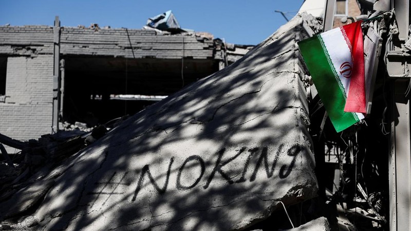 Sebuah bendera Iran tergeletak di tengah reruntuhan bangunan Universitas Teknologi Sharif, yang rusak akibat serangan udara, di tengah konflik AS-Israel dengan Iran, di Teheran, Iran, 7 April 2026. (Majid Asgaripour/WANA (West Asia News Agency) via REUTERS)