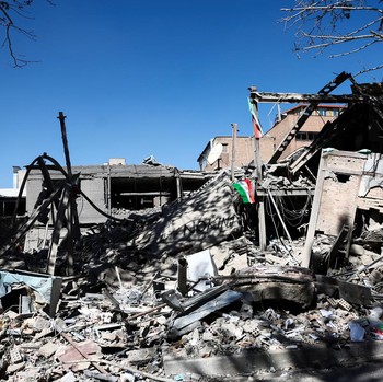 Potret Trump Bombardir Kampus Sains Iran: Pusat AI Rusak-Sisa Masjid