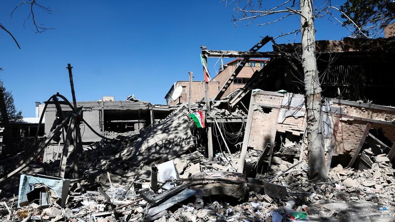 Sebuah bendera Iran tergeletak di tengah reruntuhan bangunan Universitas Teknologi Sharif, yang rusak akibat serangan udara, di tengah konflik AS-Israel dengan Iran, di Teheran, Iran, 7 April 2026. (Majid Asgaripour/WANA (West Asia News Agency) via REUTERS)