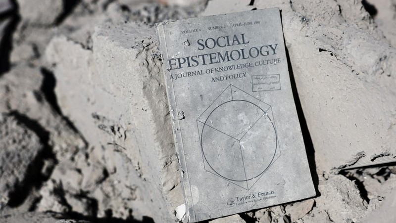 Sebuah bendera Iran tergeletak di tengah reruntuhan bangunan Universitas Teknologi Sharif, yang rusak akibat serangan udara, di tengah konflik AS-Israel dengan Iran, di Teheran, Iran, 7 April 2026. (Majid Asgaripour/WANA (West Asia News Agency) via REUTERS)