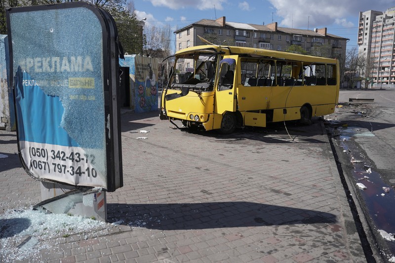 Sebuah bus kota yang rusak akibat serangan pesawat tak berawak Rusia di kota Nikopol, di tengah serangan Rusia terhadap Ukraina, di wilayah Dnipropetrovsk, Ukraina, 7 April 2026. (REUTERS/Stringer)