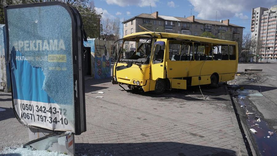 Sebuah bus kota yang rusak akibat serangan pesawat tak berawak Rusia di kota Nikopol, di tengah serangan Rusia terhadap Ukraina, di wilayah Dnipropetrovsk, Ukraina, 7 April 2026. (REUTERS/Stringer)
