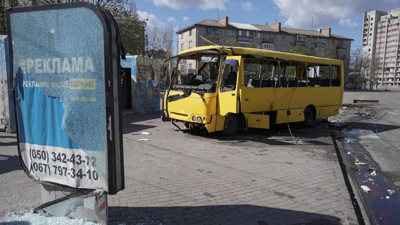 Sebuah bus kota yang rusak akibat serangan pesawat tak berawak Rusia di kota Nikopol, di tengah serangan Rusia terhadap Ukraina, di wilayah Dnipropetrovsk, Ukraina, 7 April 2026. (REUTERS/Stringer)
