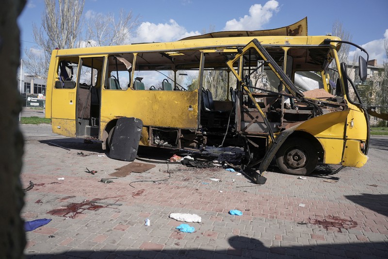 Sebuah bus kota yang rusak akibat serangan pesawat tak berawak Rusia di kota Nikopol, di tengah serangan Rusia terhadap Ukraina, di wilayah Dnipropetrovsk, Ukraina, 7 April 2026. (REUTERS/Stringer)