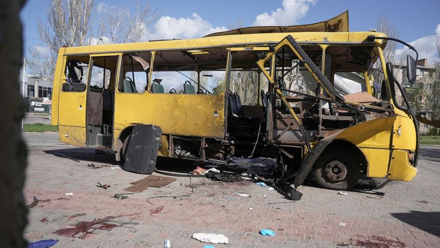 Sebuah bus kota yang rusak akibat serangan pesawat tak berawak Rusia di kota Nikopol, di tengah serangan Rusia terhadap Ukraina, di wilayah Dnipropetrovsk, Ukraina, 7 April 2026. (REUTERS/Stringer)