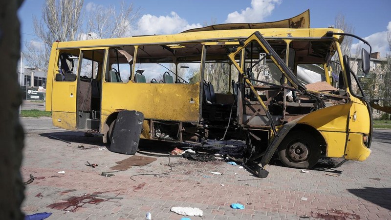 Sebuah bus kota yang rusak akibat serangan pesawat tak berawak Rusia di kota Nikopol, di tengah serangan Rusia terhadap Ukraina, di wilayah Dnipropetrovsk, Ukraina, 7 April 2026. (REUTERS/Stringer)
