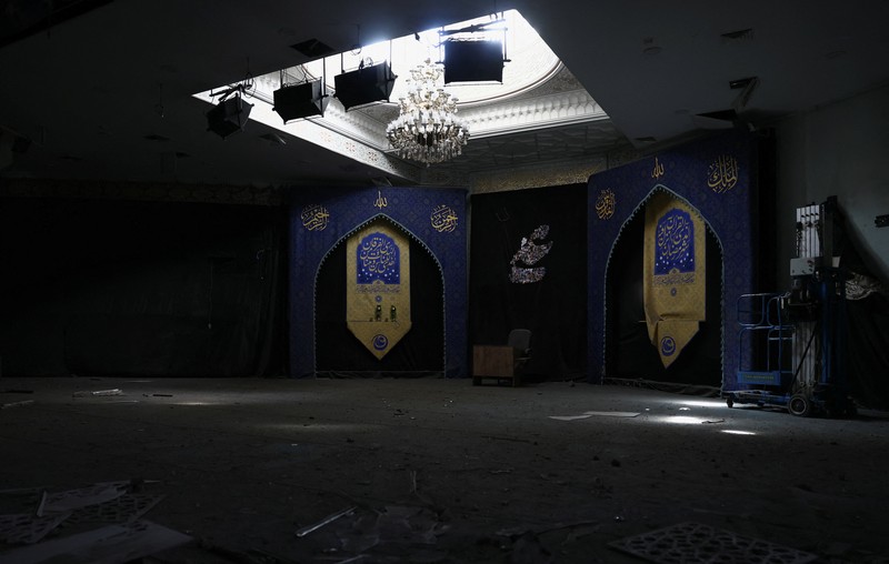 Sebuah bendera Iran tergeletak di tengah reruntuhan bangunan Universitas Teknologi Sharif, yang rusak akibat serangan udara, di tengah konflik AS-Israel dengan Iran, di Teheran, Iran, 7 April 2026. (Majid Asgaripour/WANA (West Asia News Agency) via REUTERS)