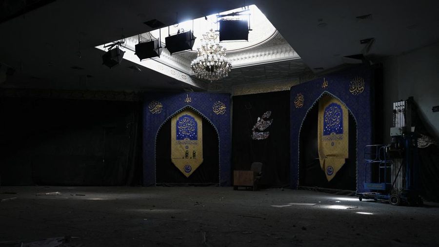 Sebuah bendera Iran tergeletak di tengah reruntuhan bangunan Universitas Teknologi Sharif, yang rusak akibat serangan udara, di tengah konflik AS-Israel dengan Iran, di Teheran, Iran, 7 April 2026. (Majid Asgaripour/WANA (West Asia News Agency) via REUTERS)