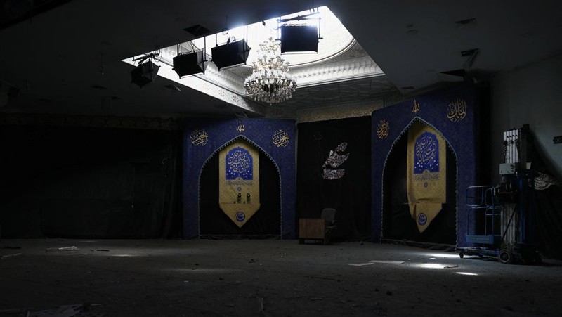 Sebuah bendera Iran tergeletak di tengah reruntuhan bangunan Universitas Teknologi Sharif, yang rusak akibat serangan udara, di tengah konflik AS-Israel dengan Iran, di Teheran, Iran, 7 April 2026. (Majid Asgaripour/WANA (West Asia News Agency) via REUTERS)