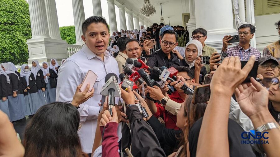 Sekretaris Kabinet, Teddy Indra Wijaya buka suara mengenai kemungkinan perombakan kabinet atau reshuffle dalam waktu dekat. (CNBC Indonesia/Emir Yanwardhana)