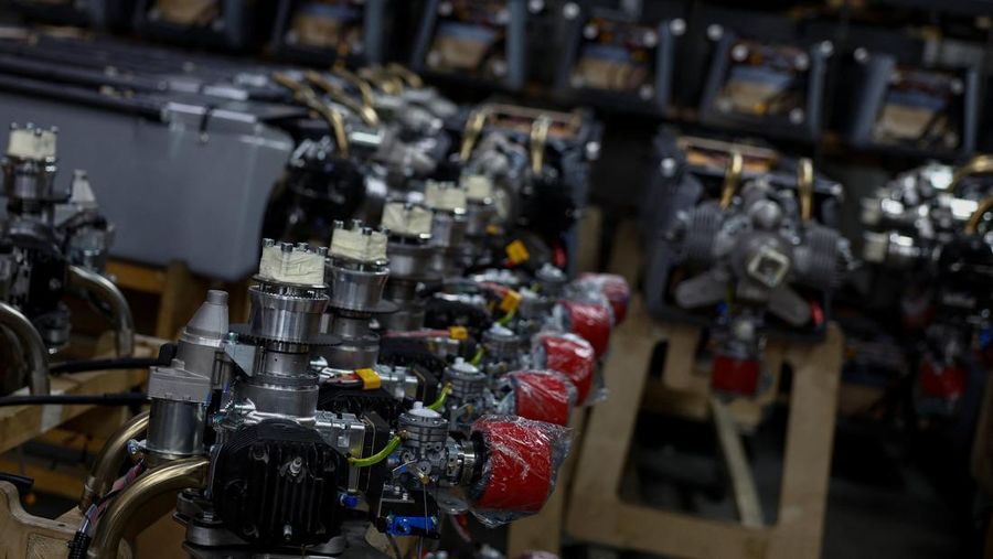 Seorang karyawan bekerja di fasilitas produksi perusahaan Fire Point di lokasi yang dirahasiakan di Ukraina. (REUTERS/Valentyn Ogirenko)