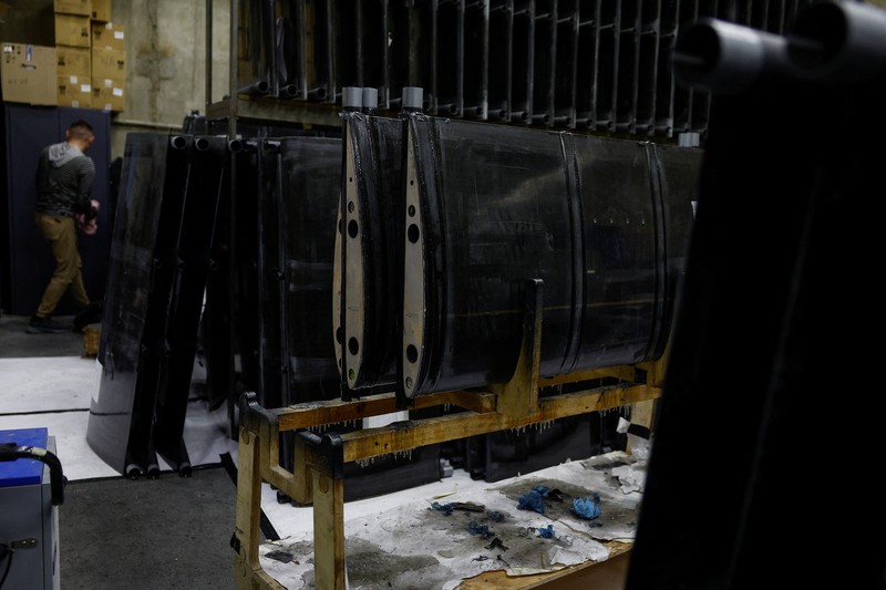 Seorang karyawan bekerja di fasilitas produksi perusahaan Fire Point di lokasi yang dirahasiakan di Ukraina. (REUTERS/Valentyn Ogirenko)