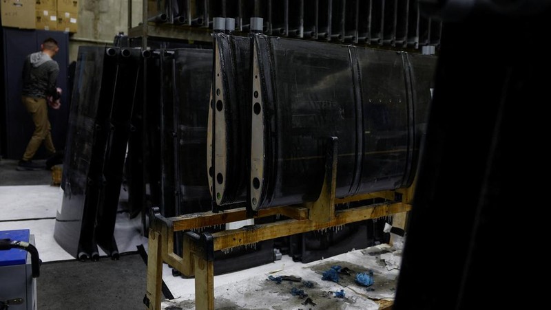 Seorang karyawan bekerja di fasilitas produksi perusahaan Fire Point di lokasi yang dirahasiakan di Ukraina. (REUTERS/Valentyn Ogirenko)