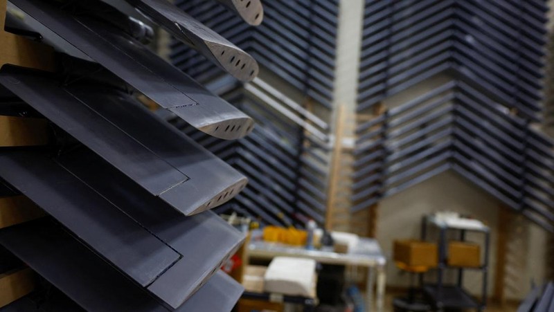 Seorang karyawan bekerja di fasilitas produksi perusahaan Fire Point di lokasi yang dirahasiakan di Ukraina. (REUTERS/Valentyn Ogirenko)