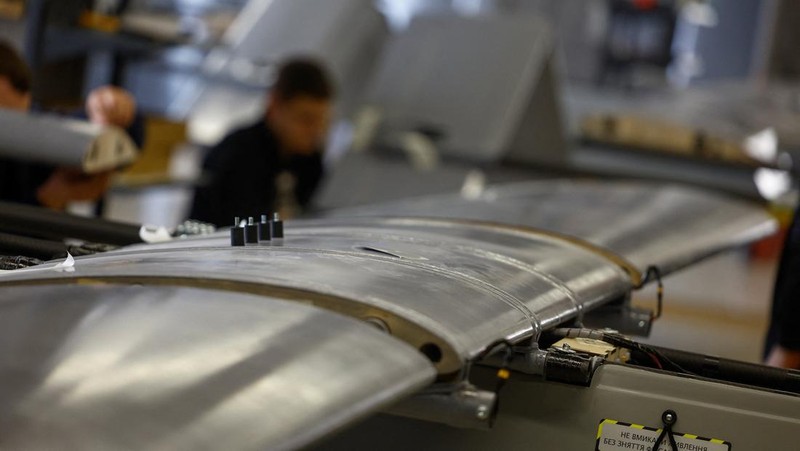 Seorang karyawan bekerja di fasilitas produksi perusahaan Fire Point di lokasi yang dirahasiakan di Ukraina. (REUTERS/Valentyn Ogirenko)