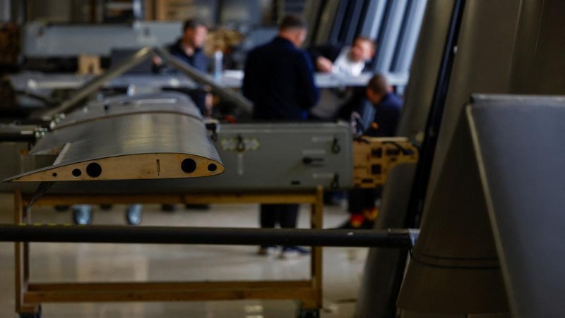 Seorang karyawan bekerja di fasilitas produksi perusahaan Fire Point di lokasi yang dirahasiakan di Ukraina. (REUTERS/Valentyn Ogirenko)