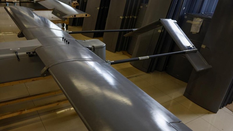 Seorang karyawan bekerja di fasilitas produksi perusahaan Fire Point di lokasi yang dirahasiakan di Ukraina. (REUTERS/Valentyn Ogirenko)