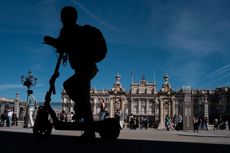 Orang-orang berjalan di dekat Istana Kerajaan Madrid di Madrid, Spanyol, 5 April 2026. (REUTERS/Gonzalo Fuentes)