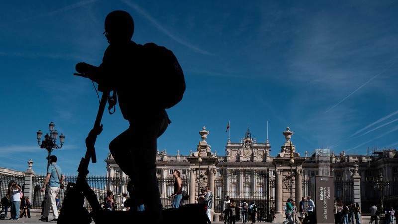 Orang-orang berjalan di dekat Istana Kerajaan Madrid di Madrid, Spanyol, 5 April 2026. (REUTERS/Gonzalo Fuentes)