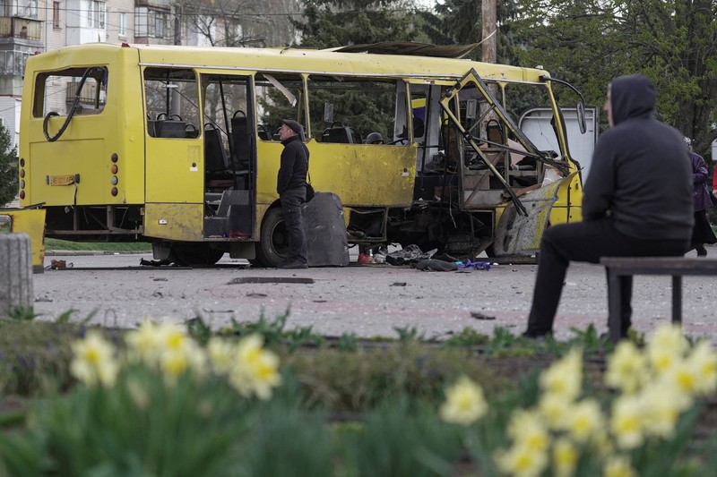Sebuah bus kota yang rusak akibat serangan pesawat tak berawak Rusia di kota Nikopol, di tengah serangan Rusia terhadap Ukraina, di wilayah Dnipropetrovsk, Ukraina, 7 April 2026. (REUTERS/Stringer)