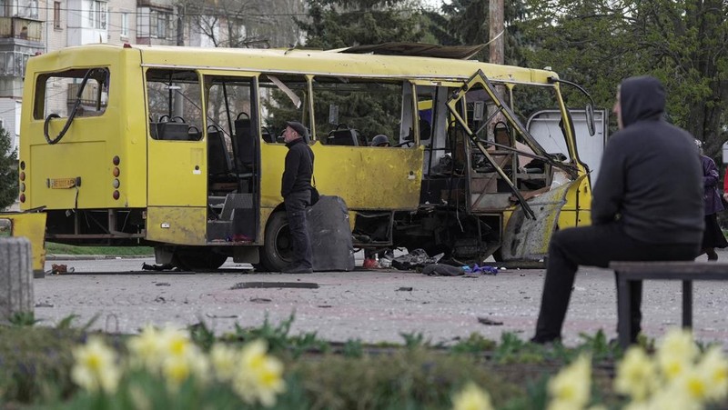 Sebuah bus kota yang rusak akibat serangan pesawat tak berawak Rusia di kota Nikopol, di tengah serangan Rusia terhadap Ukraina, di wilayah Dnipropetrovsk, Ukraina, 7 April 2026. (REUTERS/Stringer)