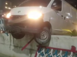 Viral Mobil Tabrak-Nyangkut di Pembatas Underpass Medan