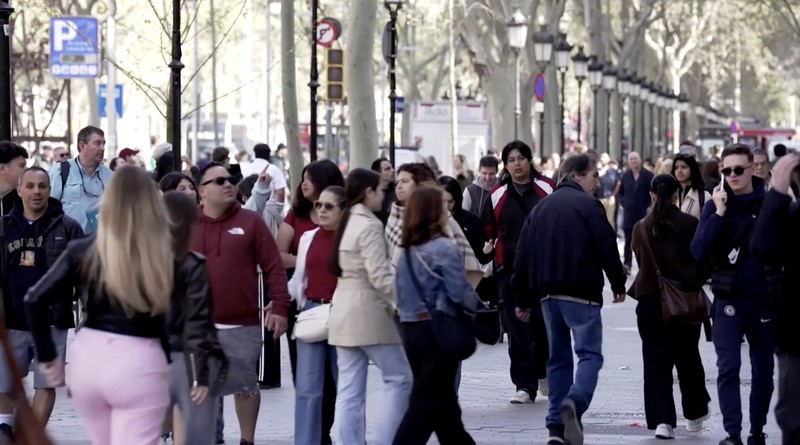 Orang-orang berjalan di dekat Istana Kerajaan Madrid di Madrid, Spanyol, 5 April 2026. (REUTERS/Gonzalo Fuentes)