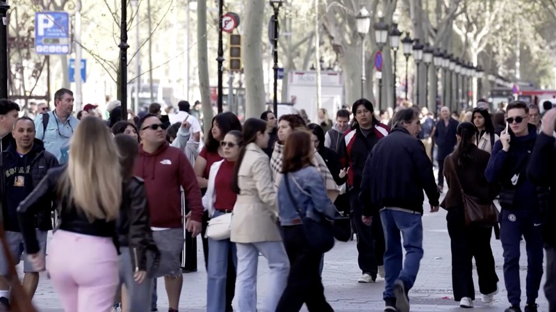 Orang-orang berjalan di dekat Istana Kerajaan Madrid di Madrid, Spanyol, 5 April 2026. (REUTERS/Gonzalo Fuentes)