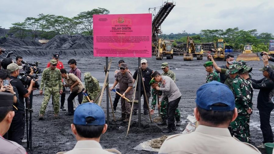 Tim Pengarah Satuan Tugas Penertiban Kawasan Hutan (Satgas PKH) meninjau langsung lokasi penertiban tambang milik PT Asmin Koalindo Tuhup (AKT) di Kalimantan Tengah. (Instagram/melangkahdaritimur.id)