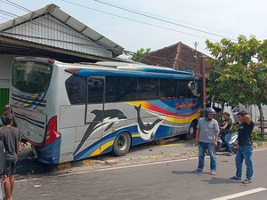 Truk Seruduk Bus di Madiun hingga Tabrak Rumah Warga, Sopir Tewas