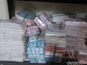 Cara Pedagang Batagor di Cirebon Akali Kenaikan Harga Plastik