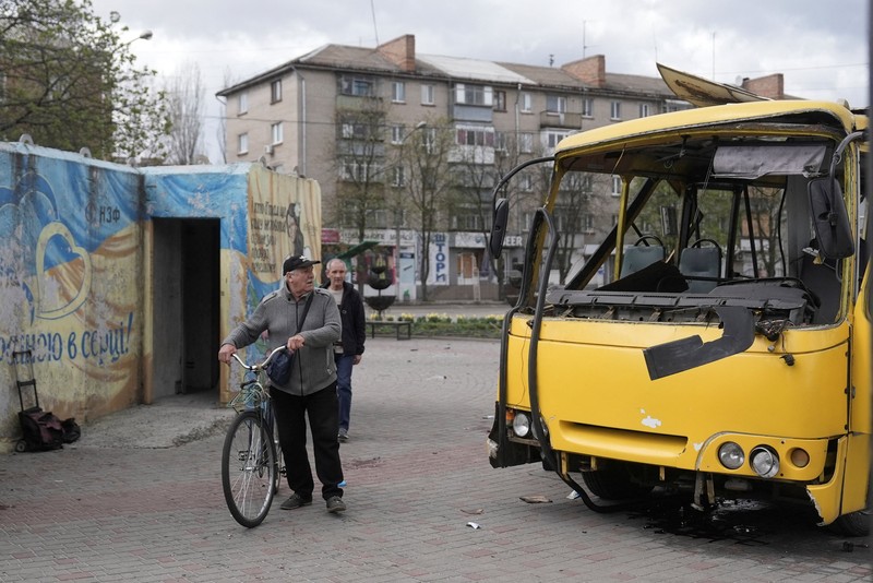 Sebuah bus kota yang rusak akibat serangan pesawat tak berawak Rusia di kota Nikopol, di tengah serangan Rusia terhadap Ukraina, di wilayah Dnipropetrovsk, Ukraina, 7 April 2026. (REUTERS/Stringer)