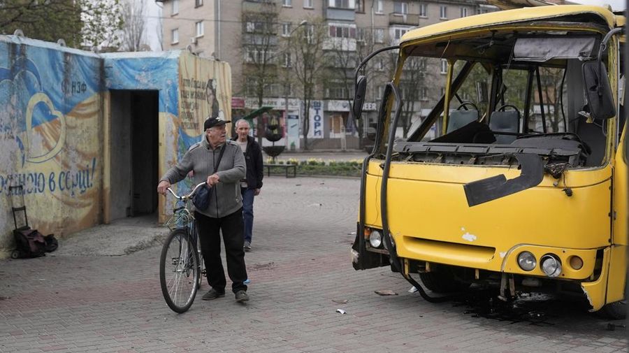 Sebuah bus kota yang rusak akibat serangan pesawat tak berawak Rusia di kota Nikopol, di tengah serangan Rusia terhadap Ukraina, di wilayah Dnipropetrovsk, Ukraina, 7 April 2026. (REUTERS/Stringer)