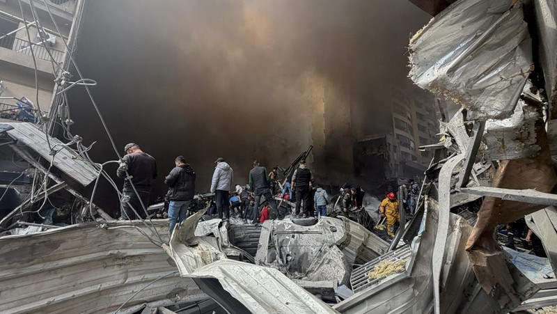 Keruakan usai serangan Israel di Beirut, Lebanon, Rabu (8/4/2026). (REUTERS/Mohamed Azakir)