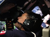 Astronot Badan Antariksa Kanada (CSA) dan Spesialis Misi Artemis II, Jeremy Hansen, mengambil foto melalui jendela pesawat ruang angkasa Orion selama penerbangan lintas Bulan oleh kru Artemis II pada 6 April 2026. Foto dirilis pada 7 April 2026. (NAS