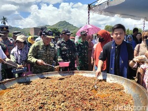 Bobon Santoso Masak 1.500 Porsi Daging Sapi Teriyaki di Bima