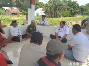 Bupati Bersama DPRD Nganjuk Sidak Jalan Rusak Ditanami Pohon Pisang