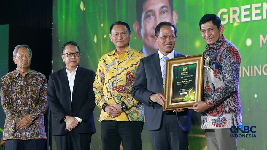 Direktur Utama Mining Industry Indonesia (MIND ID), Maroef Sjamsoedddin menerima penghargaan Green Leadership Proper dalam acara Anugerah Lingkungan Proper di Sasono Langen Budoyo, TMII, Jakarta, Selasa (7/4/2026). (CNBC Indonesia/Muhammad Sabki)