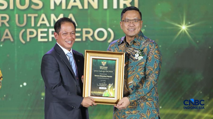 Direktur Utama PT Pertamina (Persero), Simon Aloysius Mantiri menerima penghargaan Green Leadership Proper dalam acara Anugerah Lingkungan Proper di Sasono Langen Budoyo, TMII, Jakarta, Selasa (7/4/2026). (CNBC Indonesia/Tri Susilo)