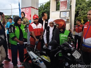 Gubernur Khofifah Bagi-bagi BBM Gratis dan Sembako ke 200 Ojol di Sidoarjo