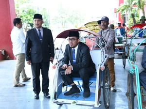 Hari Pertama Hemat BBM, ASN Sumenep Gowes-Naik Becak ke Kantor